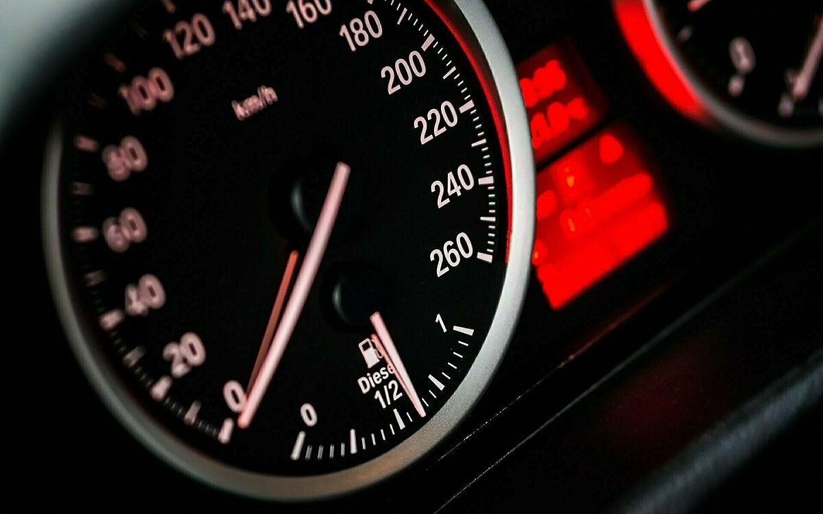 Ein Tacho von einem Auto Ein Tacho von einem Auto